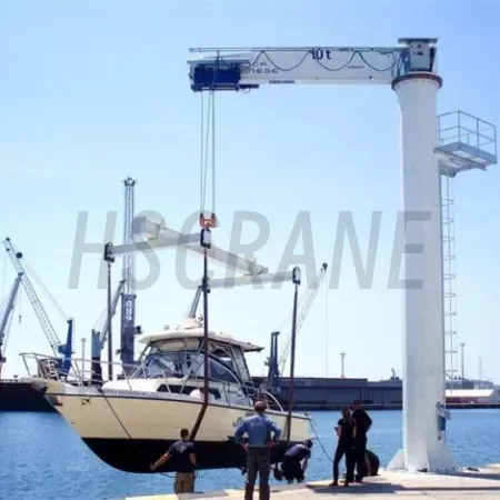 Палубный кран на судне