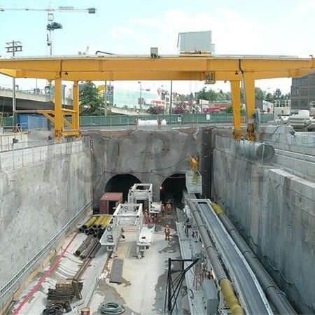 Грузовой кран для строительства метро