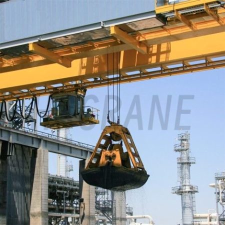 Мостовой кран с грейферным захватом