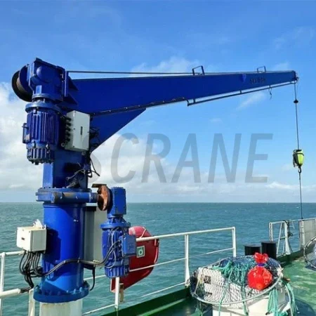 Палубный кран на судне